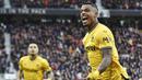 Pemain Wolverhampton Wanderers, Mario Lemina, melakukan selebrasi setelah mencetak gol ke gawang Chelsea pada laga pekan ke-18 Liga Inggris di Stadion Molineux, Minggu (24/12/2023). (AP Photo/Rui Vieira)