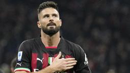 Pemain AC Milan, Olivier Giroud, melakukan selebrasi setelah mencetak gol ke gawang Sampdoria pada laga Liga Italia di Stadion di San Siro, Sabtu (20/5/2023). Rossonerri menang dengan skor 5-1. (AP Photo/Antonio Calanni)