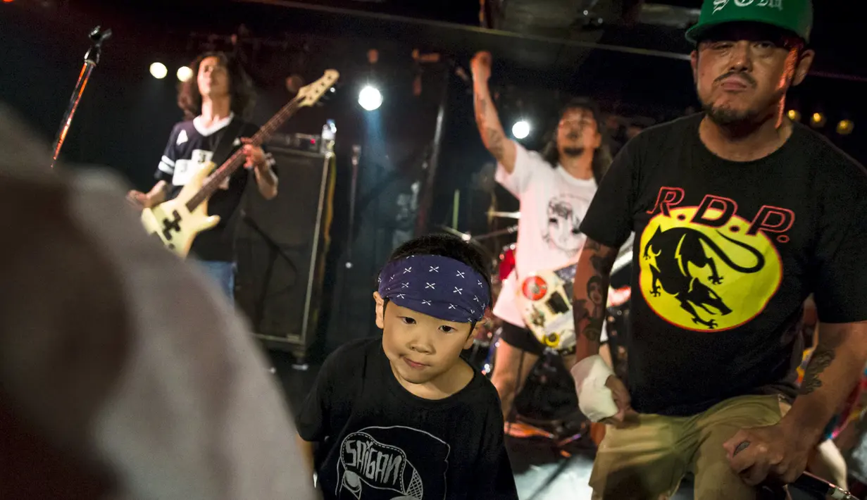 Penampilan Amon yang berusia 5 tahun bersama ayahnya (kedua kanan) sebagai vokalis band punk Saigan Terror di Earthdom, Tokyo, 23 Agustus 2015. (REUTERS/Thomas Peter) 