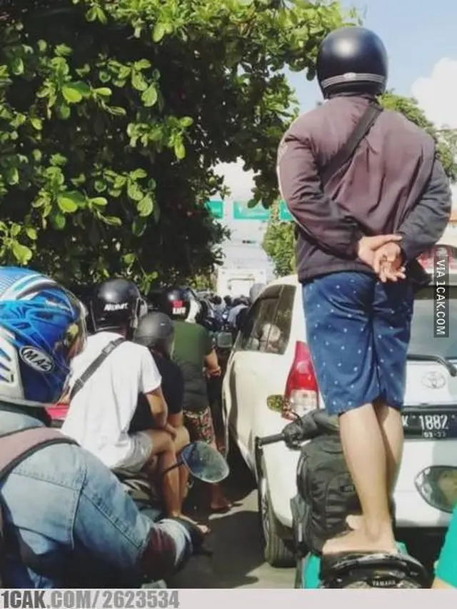 6 Kelakuan Nyeleneh Orang saat Macet Ini Bikin Geleng Kepala