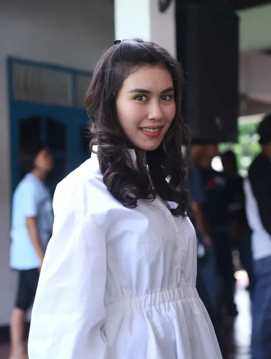 Syahnaz Sadiqah kini sedang sibuk menjalani syuting sinetron stripping. Berkat sinetron kejar tayang tersebut, Syahnaz menjadi rutin menjalankan olahraga sebelum berangkat syuting. (Nurwahyunan/Bintang.com)