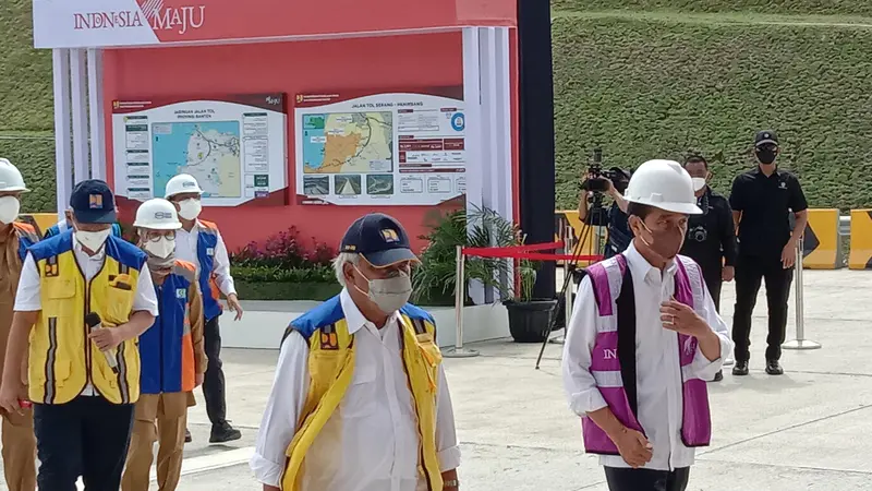 Presiden Joko Widodo (Jokowi) meresmikan Jalan Tol Serang-Panimbang Seksi 1 ruas Serang-Rangkasbitung sepanjang 26,5 km.