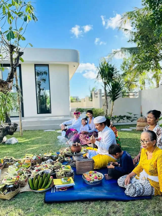 6 Potret Farah Quinn Gelar Ritual Melaspas untuk Rumah Barunya di Bali