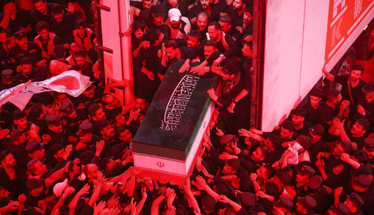 Para pelayat mengikuti prosesi pemakaman mendiang pemimpin tertinggi Iran Ayatollah Ali Khamenei di Makam Imam Hussein di Karbala Iraq, Kamis,  9 Juli 2026. (AFP/ Ahmad Al-Rubaye)