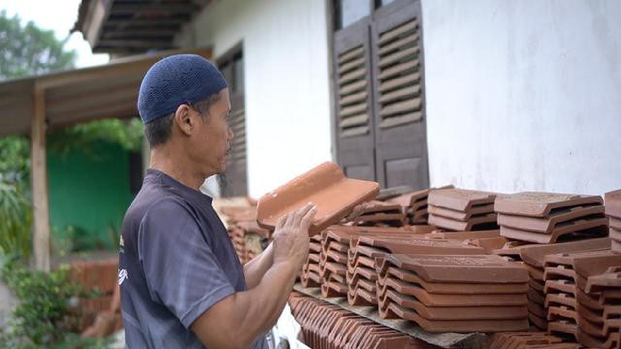 Program Gentengisasi Prabowo Bangkitkan Semangat Pengrajin Genteng di Daerah
