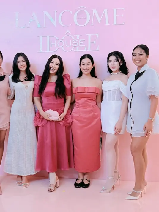 Tiara Andini memilih tampil mengenakan mini dress putih model off shoulder dengan siluet korset. Dipadukan stocking senada dan heels kupu-kupu. Melengkapi tampilannya dengan kalung choker mutiara. [@mariarahajeng]