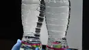 Seorang teknisi memeriksa botol air mineral Aava di Ahmedabad, India (19/3). Hari Air Sedunia jatuh pada tanggal 22 Maret dan berfokus pada pentingnya akses universal terhadap air bersih, sanitasi dan fasilitas kebersihan. (AFP Photo/Sam Panthaky)