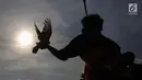 Warga berlatih burung dara kolong lapak tanggul di pesisir Banjir Kanal Barat, Petamburan, Tanah Abang, Jakarta, Rabu (27/2). Latihan tersebut bertujuan untuk mengikuti lomba burung dara setiap hari Sabtu dan Minggu. (Liputan6.com/Fery Pradolo)
