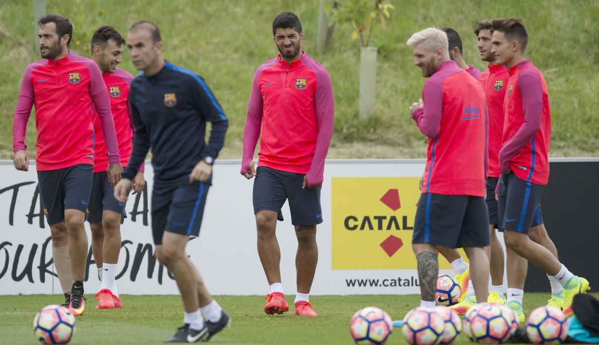 Para Pemain Barcelona menikmati sesi latihan jelang laga melawan Celtic pada ajang International Champions Cup 2016 di St George's Park, Inggris (25/7/2016). (AFP/Oli Scarff)