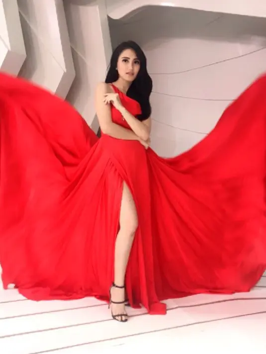 "Diam bukan berarti lemah" tulis Ayu Ting Ting dalam akun Instagram. Foto yang terlihat di sebuah kapal itu, Ayu terlihat sedih dengan mengenakan busana tanpa lengan dan membiarkan rambutnya tertiup angin. (instagram/ ayutingting92)