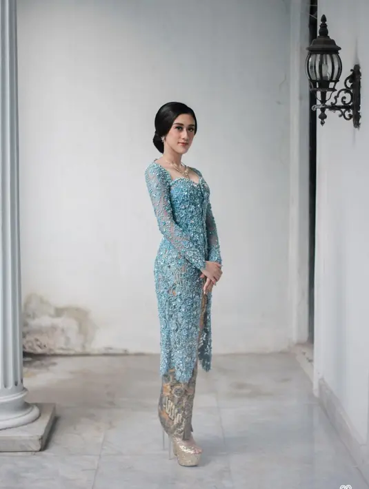 Di beberapa foto, Kusuma Puteri menuliskan keterangan tentang penampilannya di momen Lebaran. Anggun berkebaya biru yang sangat cantik, Kusuma Puteri memamerkan pose mesra bergandengan tangan dengan sang tunangan. Foto: Instagram.