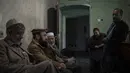 Anggota staf duduk di dalam kantor tiket Bioskop Ariana di Kabul, Afghanistan pada 8 November 2021. Mereka masih muncul di tempat kerja setiap hari berharap pada akhirnya akan dibayar, meskipun ada perintah Taliban untuk berhenti beroperasi. (AP Photo/Bram Jansen)