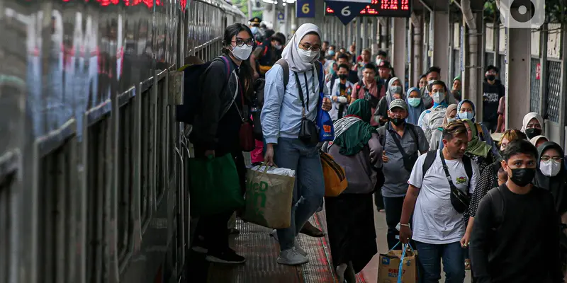 Arus Balik Lebaran Idul Fitri, Stasiun Pasar Senen Ramai Kedatangan Pemudik