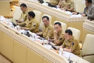 Mendagri pada Rapat Kerja dan Rapat Dengar Pendapat (RDP) pembahasan terkait Otsus Papua, Otsus Aceh, dan Keistimewaan DIY di Ruang Rapat Komisi II DPR RI, Kompleks Parlemen, Senayan, Jakarta, Senin (13/4/2026).