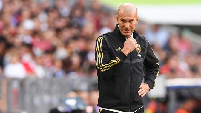 Pelatih Real Madrid, Zinedine Zidane melihat para pemainya bertanding melawan Tottenham Hotspur pada pertandingan Audi Cup 2019 di stadion Allianz Arena di Munich, Jerman (30/7/2019). Tottenham menang tipis atas Madrid 1-0. (AFP Photo/Christof Stache)