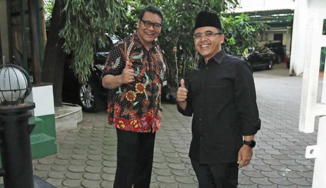 Bupati Banyuwangi Abdullah Azwar Anas tersenyum saat tiba di kediaman Megawati di kawasan Menteng, Jakarta, Sabtu (14/10). PDI Perjuangan melakukan pertemuan tertutup membahas Pilkada Jawa Timur 2018. (Liputan6.com/Herman Zakharia)