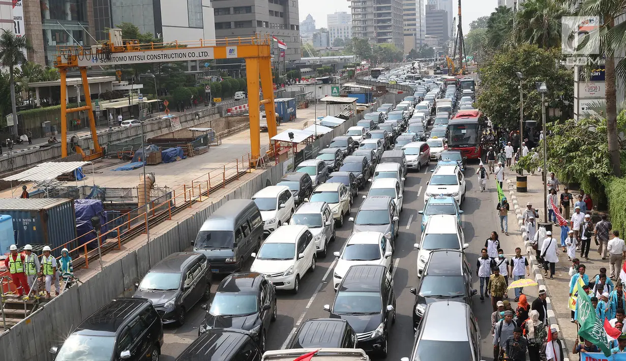 Kendaraan terjebak kemacetan di kawasan Bundaran HI, Jakarta, Rabu (6/9). Kemacetan parah terjadi akibat ribuan massa aksi yang menutup jalan saat unjuk rasa terkait solidaritas Rohingya di kantor Kedubes Myanmar. (Liputan6.com/Immanuel Antonius)
