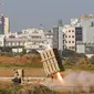 Sebuah rudal meluncur dari sistem pertahanan iron dome saat menghalau roket dari Jalur Gaza di Kota Ashdod, Israel, Selasa (12/11/2019). Tewasnya komandan Jihad Islam Baha Abu Al-Ata memicu serangan balasan dari militan Palestina di Gaza. (Jack Guez/AFP)