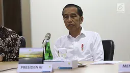 Presiden Joko Widodo mendengarkan penjelasan saat mendatangi Kantor Pusat PLN (Persero) di Jakarta Selatan, Senin (5/8/2019). Kedatangan Jokowi untuk meminta penjelasan direksi PLN menyusul peristiwa pemadaman listrik di hampir seluruh Pulau Jawa. (Liputan6.com/Angga Yuniar)