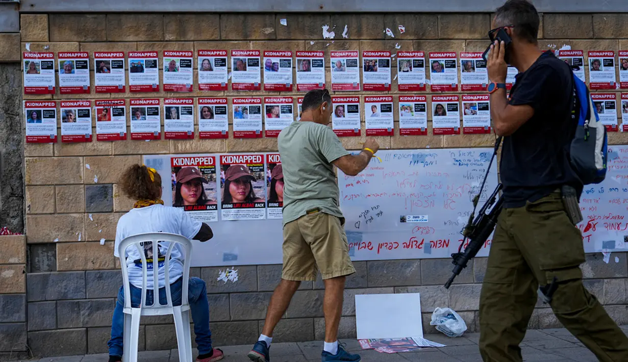 Persyaratan ini umumnya mengharuskan pelamar pernah bertugas di militer Israel. Langkah tambahan yang diambil adalah pembentukan regu keamanan sukarela untuk berpatroli di jalan-jalan dan mendukung polisi. (AP Photo/Ohad Zwigenberg)
