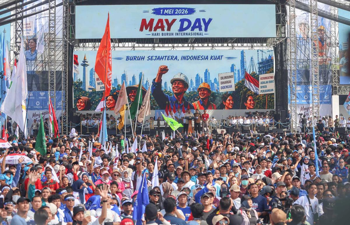 FOTO: Aksi Prabowo Lepas Baju  dan Membagikannya di Hadapan Buruh pada May Day 2026 di Monas