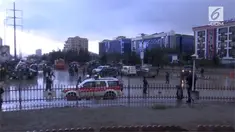 Serangan bom bunuh diri terjadi di Kabul, ibukota Afganistan. Bom meledak dekat tempat pertemuan pendukung pemimpin kawasan berpengaruh.