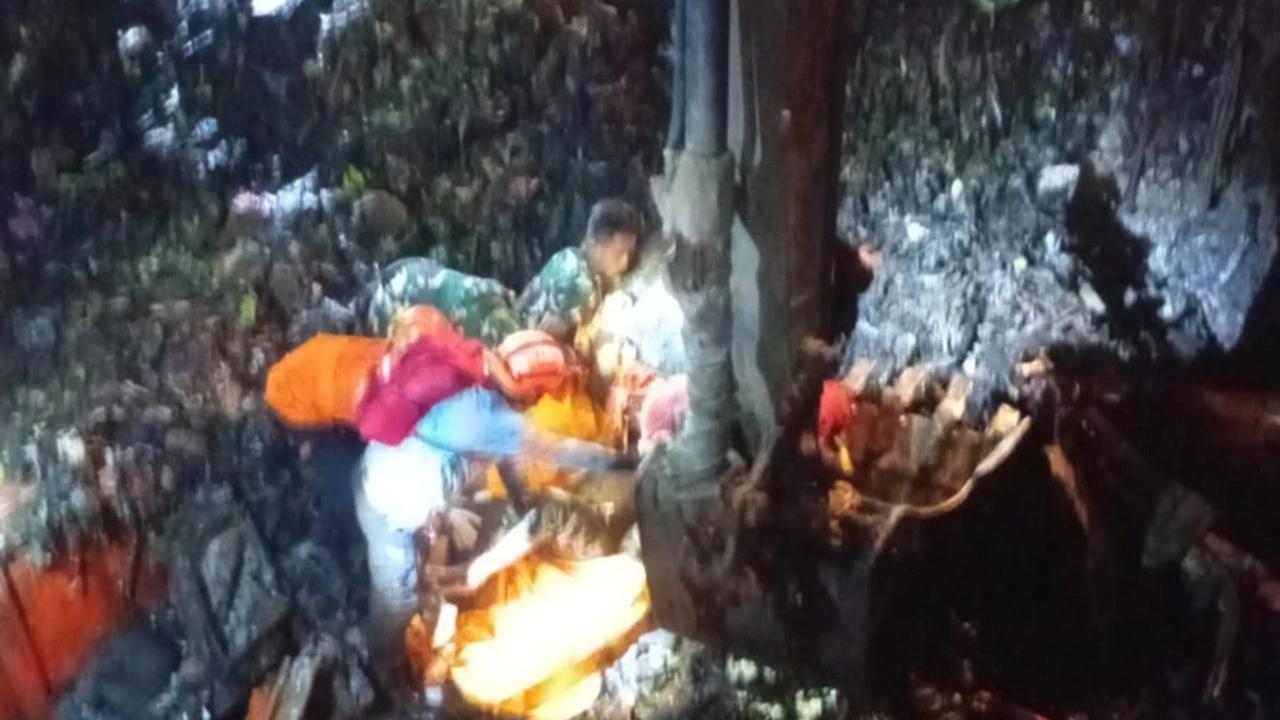Evakuasi Korban Longsor Bantargebang