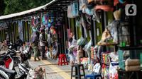 Suasana pedagang saat menunggu pembeli di pasar hewan Barito, Kebayoran Lama, Jakarta, Selasa (25/10/2022). Sebanyak 85 kios kini telah memiliki 'wajah baru' dengan tempat yang higienis, mengutamakan estetika, dan suasana tenang sehingga para pembeli maupun penjual bisa merasa nyaman saat melakukan transaksi. (Liputan6.com/Johan Tallo)