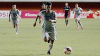 Bek sayap muda Persib Bandung, Bayu Fiqri, tampil mengesankan di Piala Menpora 2021. Pelatih Persib, Robert Alberts, kerap memberikan kepercayaan kepada Bayu Fiqri dalam tiga laga yang sudah dilalui hingga Maung Bandung melangkah ke perempat final. (Foto: Bola.com/Ikhwan Yanuar)