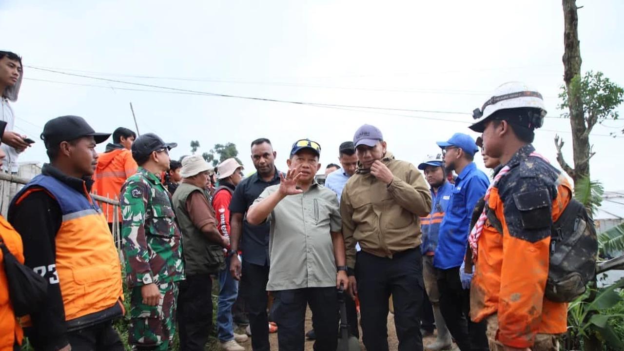 Mendagri Muhammad Tito Karnavian saat meninjau lokasi longsor di Desa Pasirlangu, Kecamatan Cisarua, Kabupaten Bandung Barat