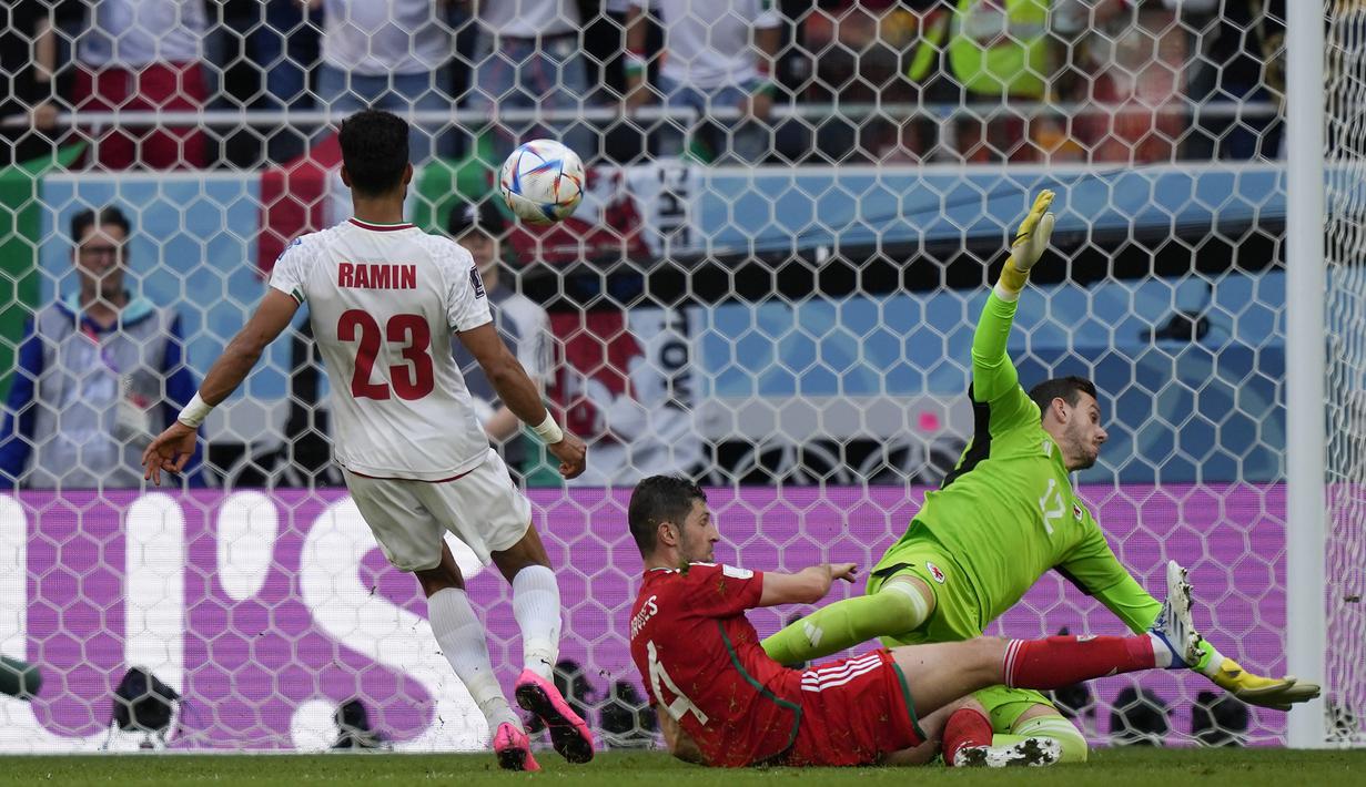 Tidak berhenti sampai di situ, Iran berhasil menggandakan keunggulan mereka lewat tendangan terukur Ramin Rezaeian ke gawang Wales. (AP Photo/Frank Augstein)