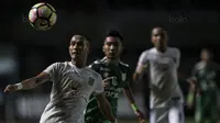 Gelandang Persebaya, Abu Rizal Maulana, berusaha mengontrol bola saat melawan PSMS pada laga final di Stadion GBLA, Bandung, Selasa (28/11/2017). Persebaya menang 3-2 atas PSMS. (Bola.com/Vitalis Yogi Trisna)
