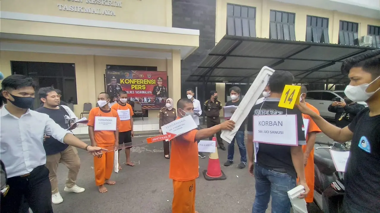 Dalam rekonstruksi yang diperankan para pelaku dan saksi di halaman Mako Polres tesebut, terdapat 26 adegan untuk menggambarkan proses penganiayaan yang berujung kematian itu berlangsung.