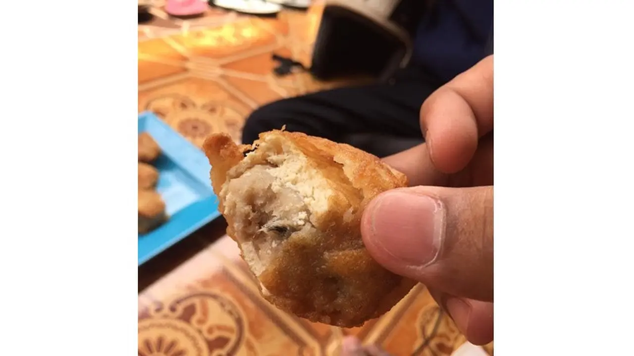 Ada yang Aneh di Dalam Tahu Bakso ini, Isinya Bikin Mual