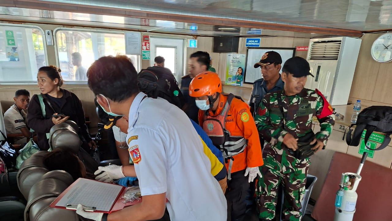 Penumpang dan ABK dievakuasi dari KMP Putri Yasmin, Rabu (12/8). (Dokumen Humas Basarnas Bali).