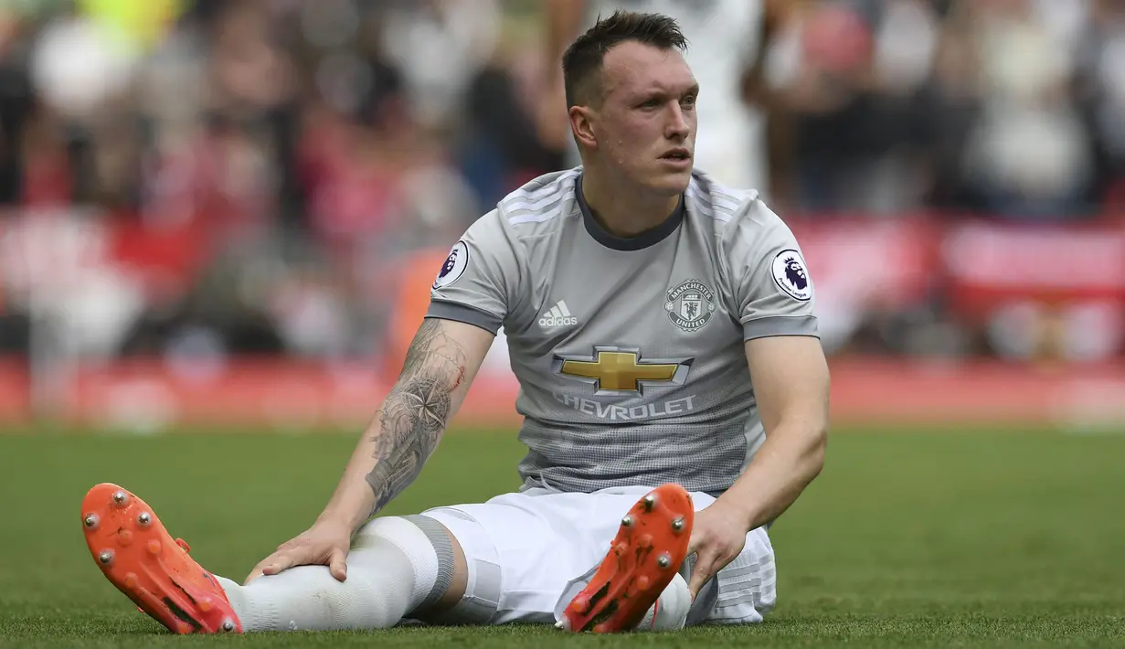 Phil Jones. Bek tengah Inggris yang telah membela Manchester United sejak awal musim 2011/2012 usai didatangkan dari Blackburn Rovers ini telah akrab dengan bangku cadangan sejak 2019/2020 lalu. Masalah cedera menjadi alasan utama ia jarang dimainkan. Erik ten Hag sebagai pelatih anyar Setan Merah pun terang-terangan telah menyatakan tak membutuhkannya dalam rencananya musim ini. Andai dilepas, kemungkinan ia akan bergabung dengan DC United yang kini dilatih oleh eks rekannya, Wayne Rooney. (AFP/Paul Ellis)