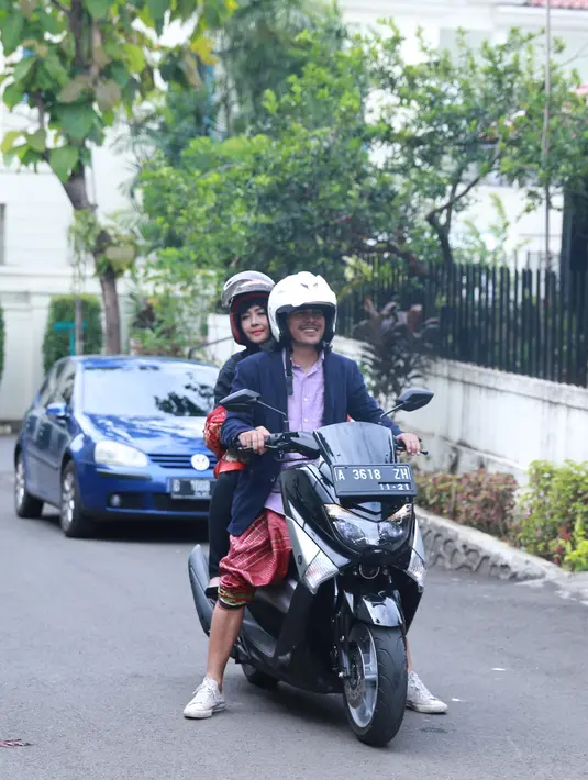 Kesederhanaan tidak hanya busana yang dikenakan keduanya saat menjalani ijab kabul. Tapi juga di kediaman Ria Irawan, anak dari aktris senior Ade Irawan. (Adrian Putra/Bintang.com)