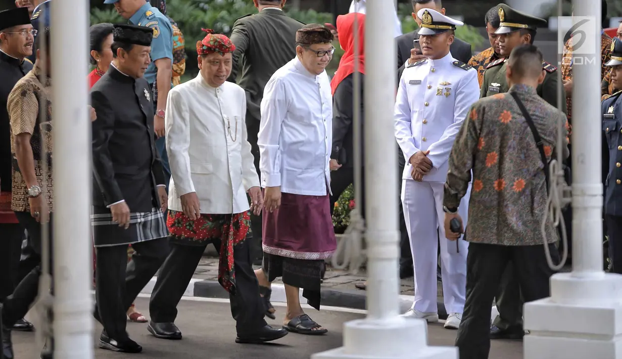 Sejumlah menteri dan pejabat negara mengenakan busana adat berjalan meninggalkan lapangan upacara usai mengikuti upacara Hari Lahir Pancasila di Gedung Pancasila, Jakarta Pusat, Jumat (1/6). (Liputan6.com/Faizal Fanani)