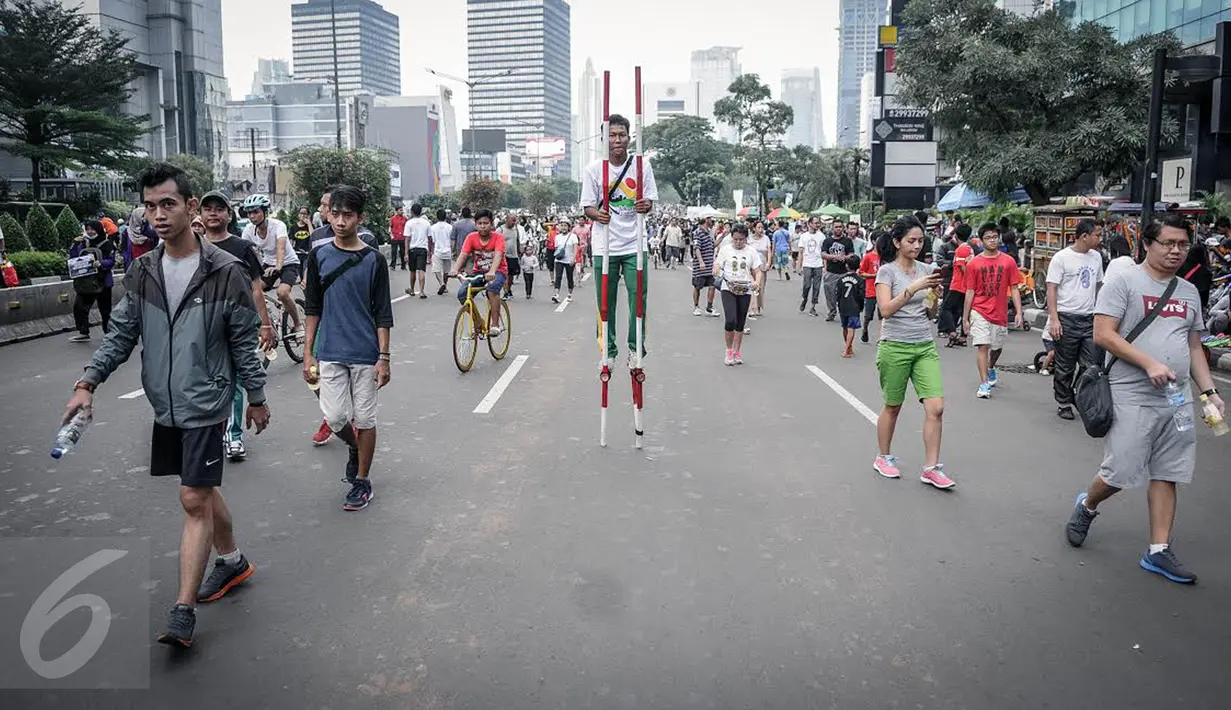Seorang peserta mendemokan ragam olahraga rekreasi TAFISA Games 2016 salah satunya Engrang di kawasan Car Free Day Thamrin, Jakarta, Minggu (25/9). Kegiatan itu mengajak masyarakat untuk kembali mengenal permainan tradisional. (Liputan6.com/Faizal Fanani)