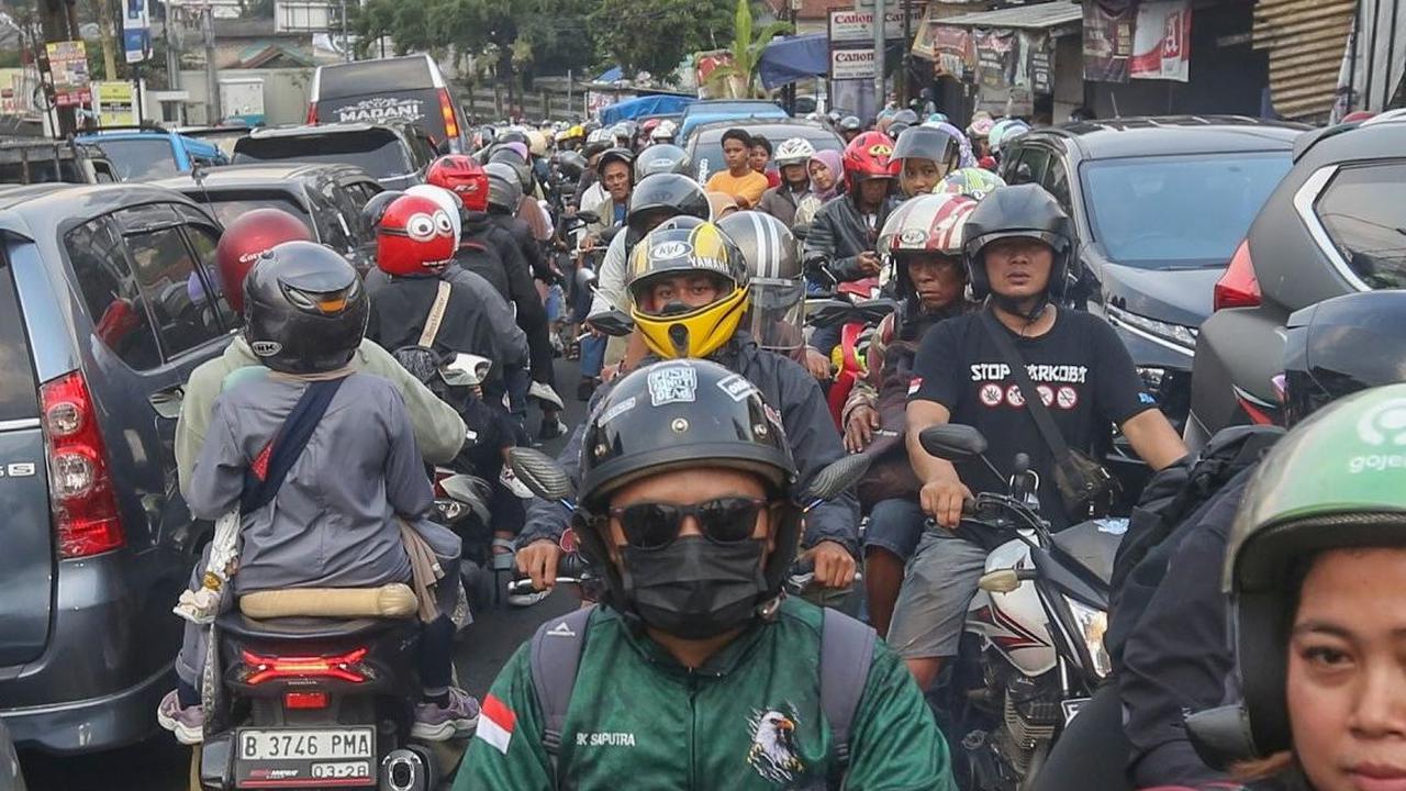Ribuan kendaraan roda empat  dan roda dua saat terjebak kemacetan parah di kawasan Ciawi, Bogor. Foto: merdeka.com / Arie Basuki
