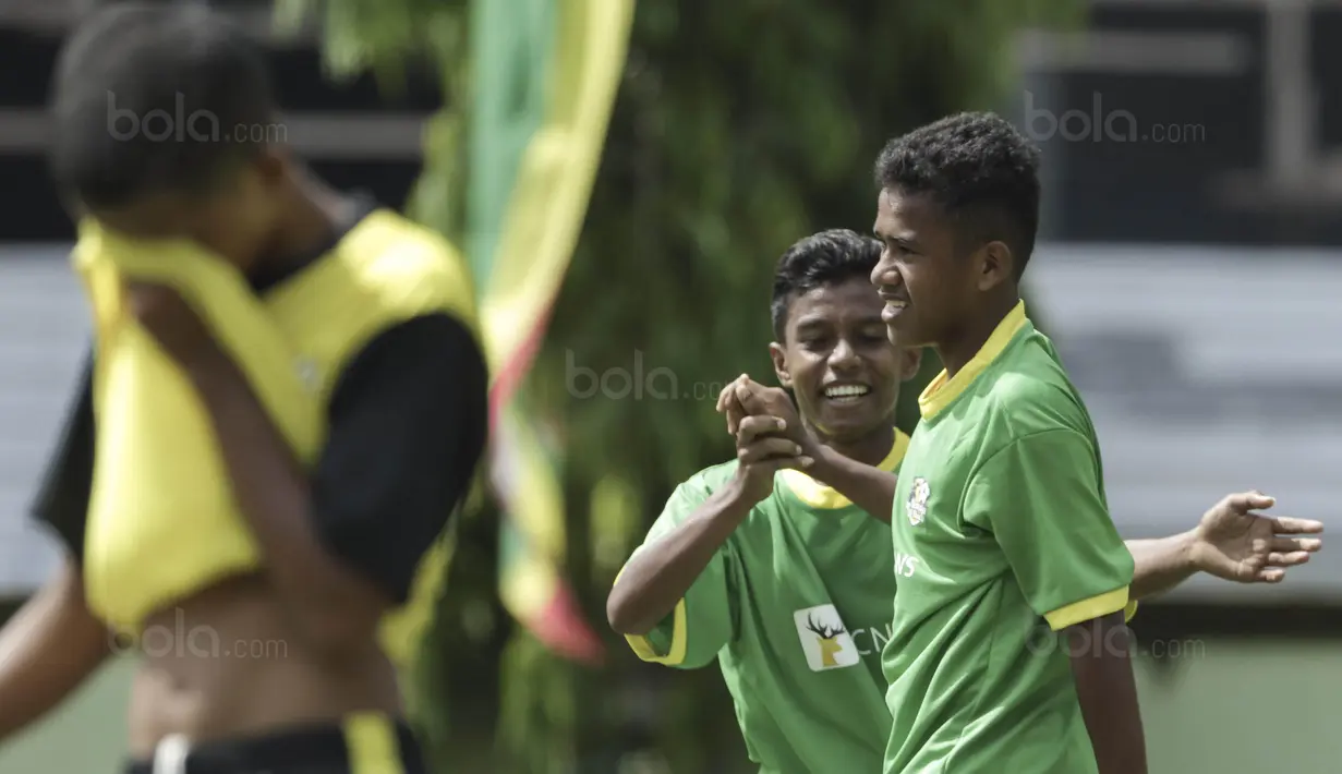 Pemain SSB Maehanu melakukan selebrasi usai membobol gawang SSB Tulehu Putra pada laga final Liga Remaja UC News di Lapangan Masariku Yonif 733, Ambon, Kamis (30/11/2017). SSB Maehanu menang 1-0 atas SSB Tulehu putra. (Bola.com/Peksi Cahyo)