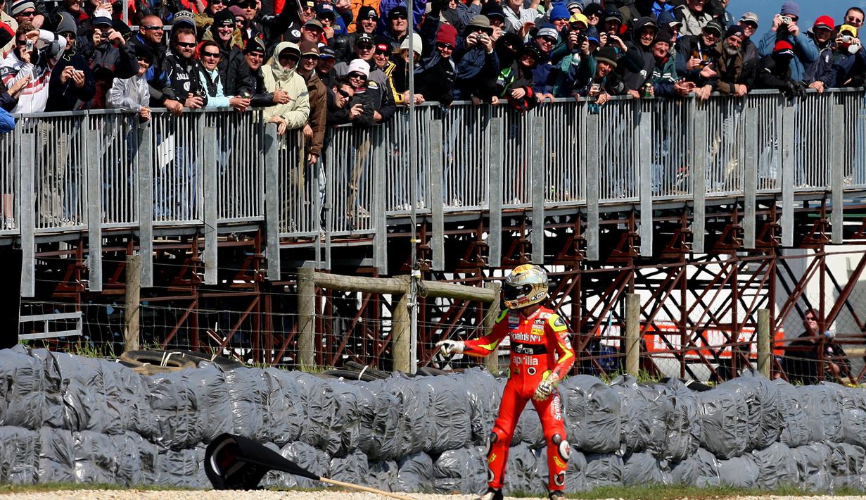 Jorge Lorenzo memastikan gelar juara dunia 250cc tahun 2007 di GP Australia yang berlangsung di Sirkuit Phillip Island, Australia, (14/10/2007). (AFP Photo/Greg Wood)