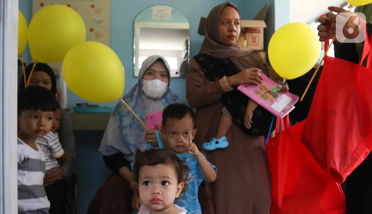 Anak-anak mengikuti Bulan Imunisasi Anak Nasional di RPTRA Pola Idaman, Pondok Labu, Jakarta Selatan, Senin (1/8/2022). Sebanyak 76 anak mengikuti bulan imunisasi anak nasional pemberian imunisasi tambahan Campak-Rubela dan pemberian imunisasi pada anak yang belum mendapatkan imunisasi lengkap. (Liputan6.com/Herman Zakharia)