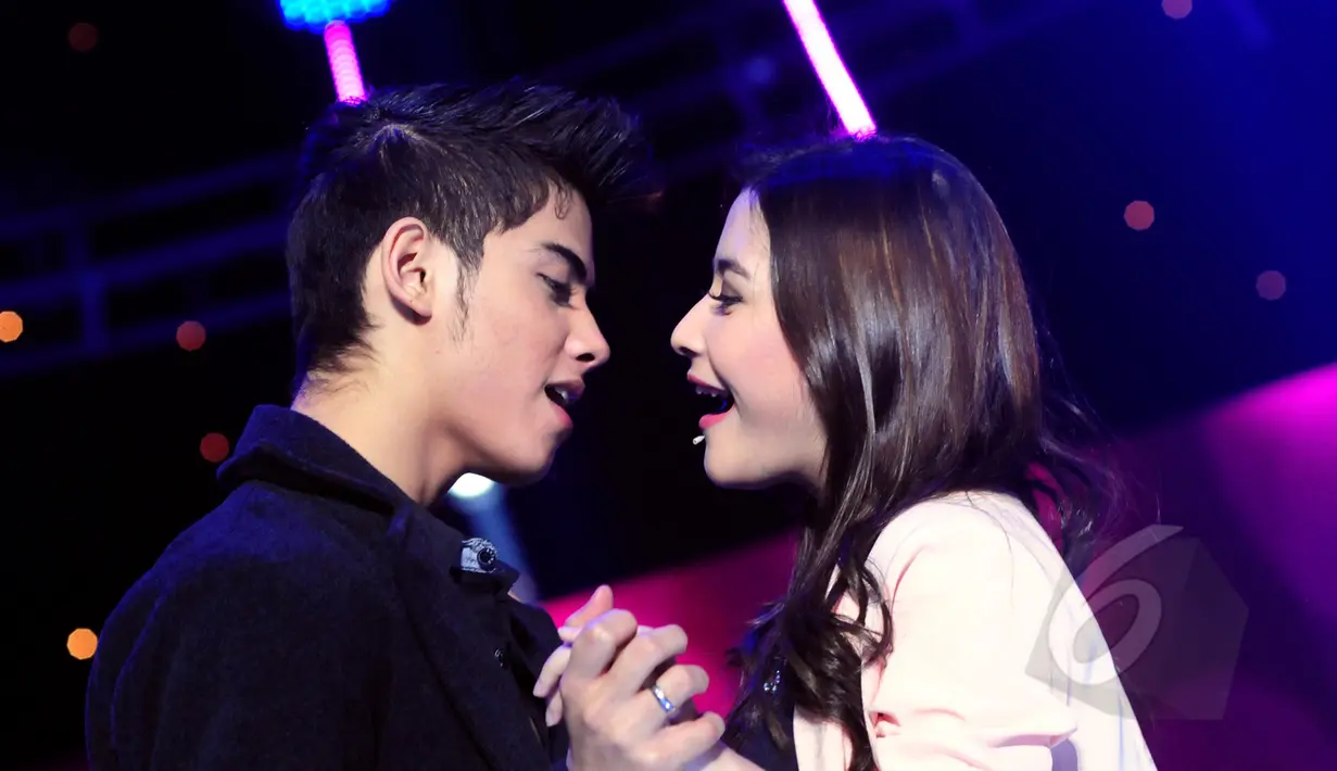 Penampilan Aliando Syarief dan Prilly Latuconsina di malam Grand Final Ganteng Ganteng Serigala (GGS) Mencari Bintang di Studio Emtek, Jakarta, Rabu (15/4/2015).(Liputan6.com/Faisal R Syam)