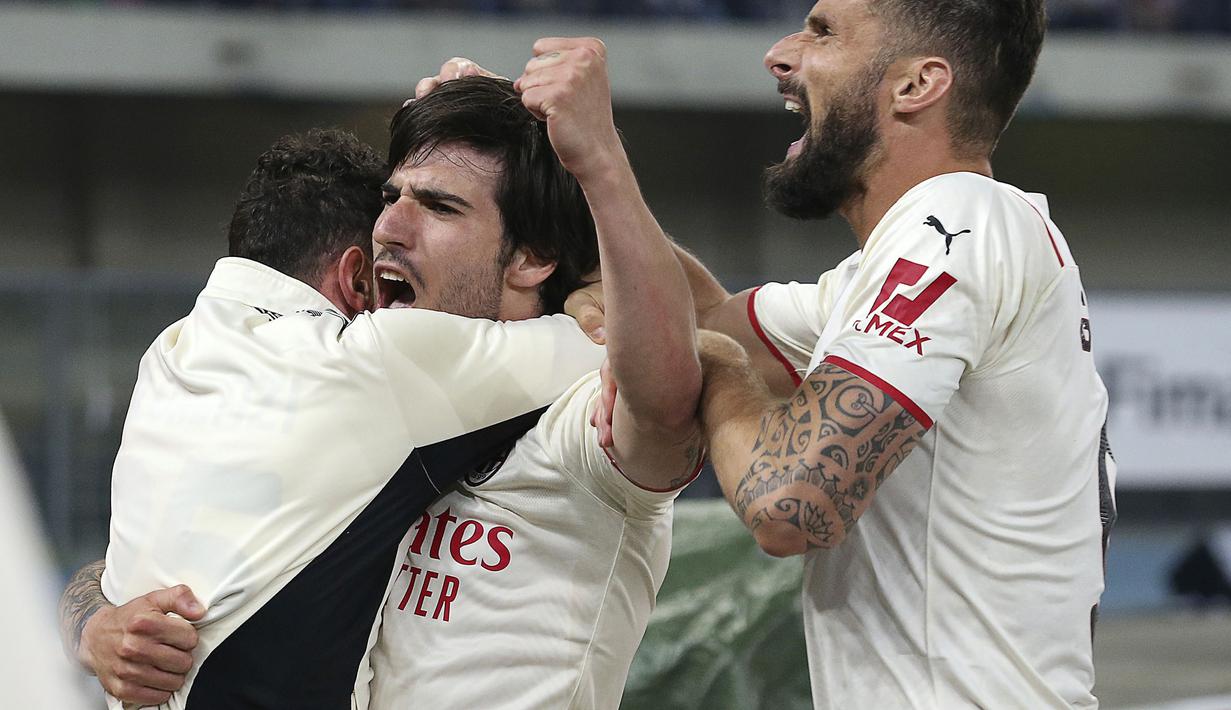 <p>Kemenangan AC Milan di kandang Hellas Verona pada Senin (9/5/2022) tak lepas dari performa apik gelandang mereka, Sandro Tonali (tengah). (LaPresse via AP/Paola Garbuio)</p>