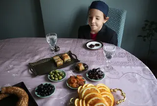 Mengajarkan berpuasa kepada sang buah hati memang menjadi tantangan tersendiri bagi orang tua. (Foto/dok: Freepik)