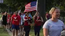 Sejumlah warga yang tergabung dalam kelompok veteran berjalan sambil membawa bendera Amerika Serikat untuk menunjukan solidaritas terkait penembakan di Virginia, AS (14/6). (Alex Wong/Getty Images/AFP)