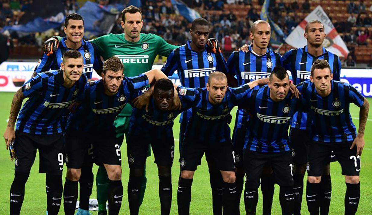 Penjualan jersey dari Inter Milan berada pada posisi kesembilan dengan angka 425.000 per tahun. Jersey bernama pemain legendaris Javier Zanetti masih menjadi salah satu yang terlaris. (AFP Photo/Giuseppe Cacace)