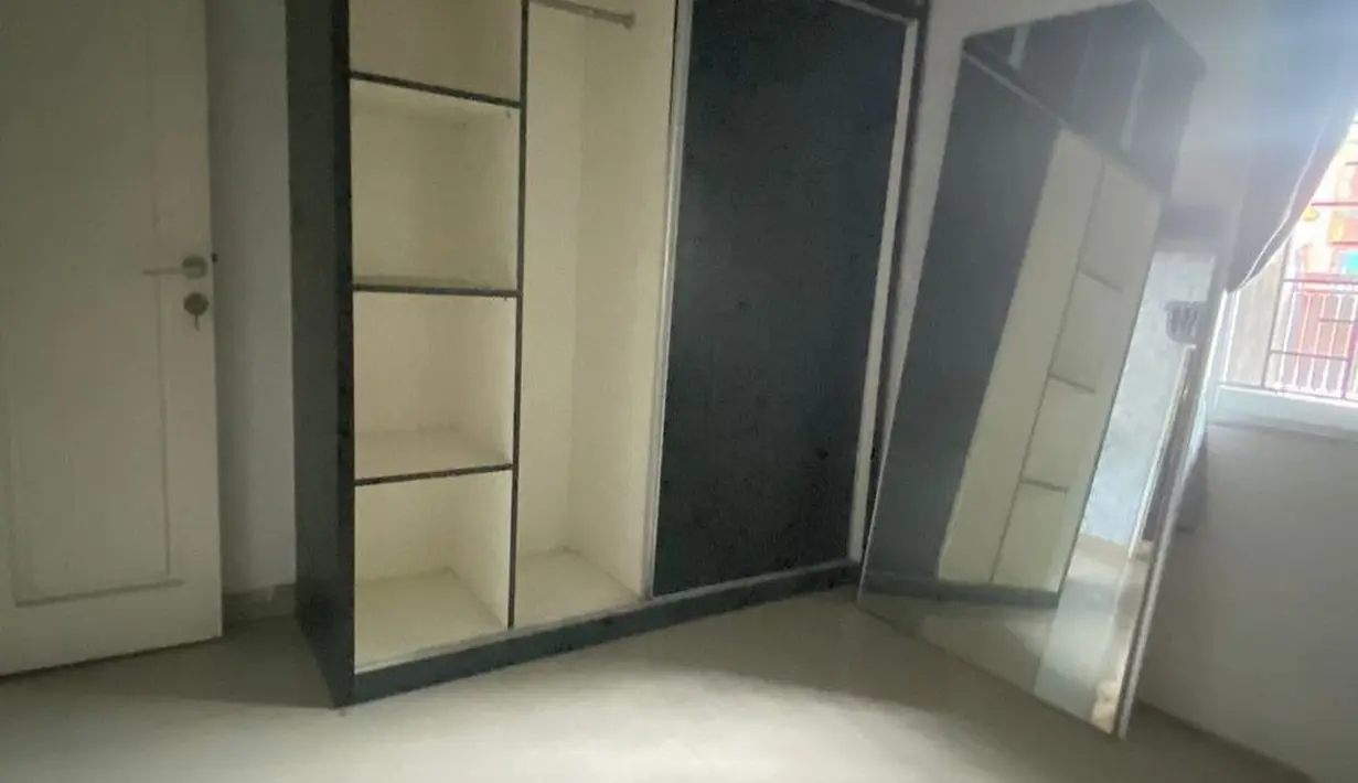 "Sudah ada : lemari tv 2, lemari baju 2, kitchen set, gordyn, ac 2, exhaust, sertifikat SHM," sambung pemilik album The Best of Zaskia Gotik (2016) ini. [Instagram/zaskia_gotix]