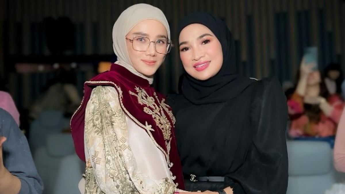 Model Gamis Pesta Mulan Jameela di Wedding Anniversary Crazy Rich Kalimantan Selatan, Glamor dengan Kerah Beludru